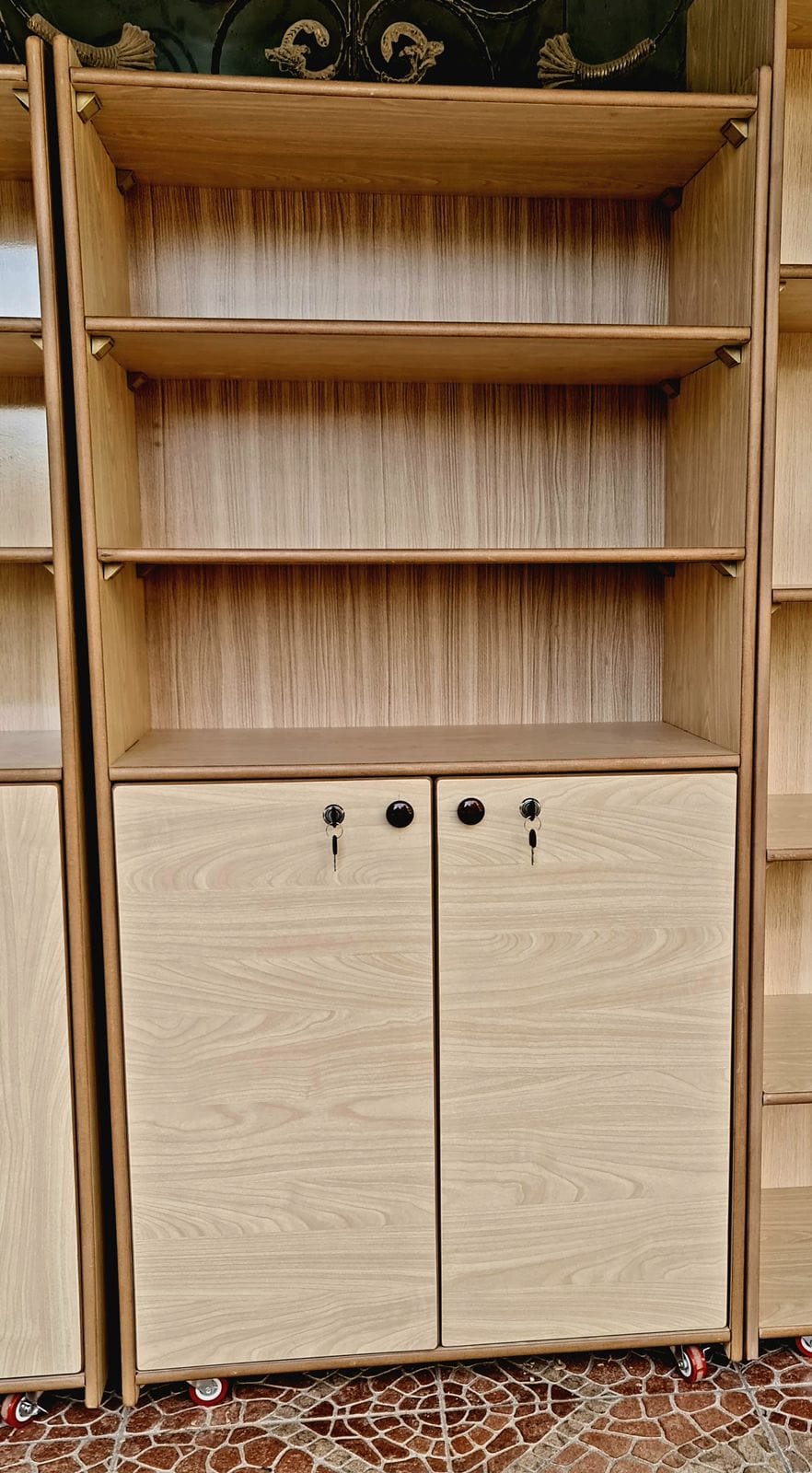 Half open/closed Vertical Shelves 160 cm